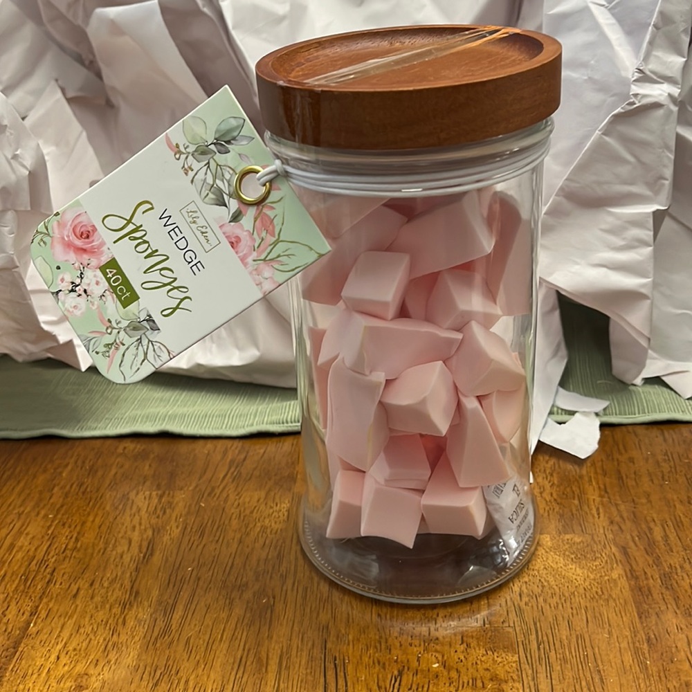 NWT Lily Eden 40 Makeup Wedge Sponges in glass jar with wooden lid